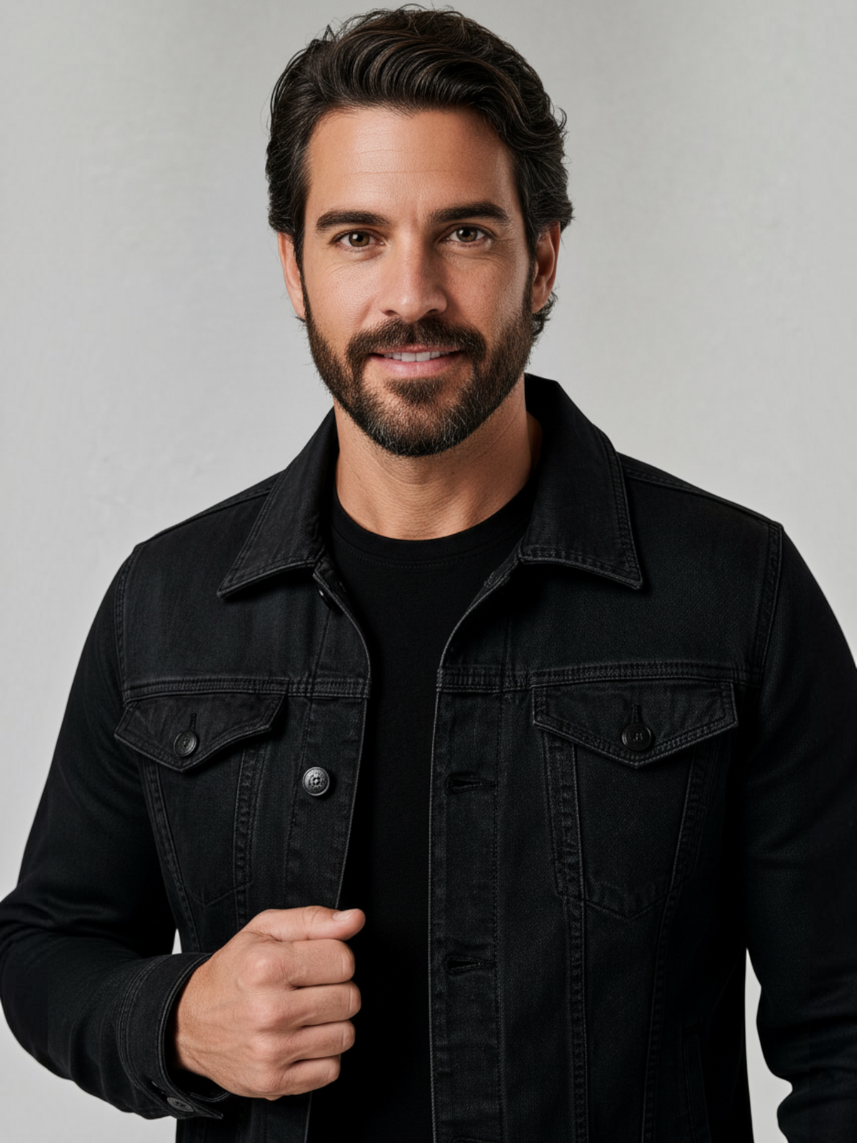Homem vestindo jaqueta jeans preta slim Habitat Masculino com bolsos no peito e fechamento por botões frontais