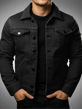 Jaqueta jeans preta slim Habitat Masculino com bolsos no peito, fechamento por botões e gola clássica.