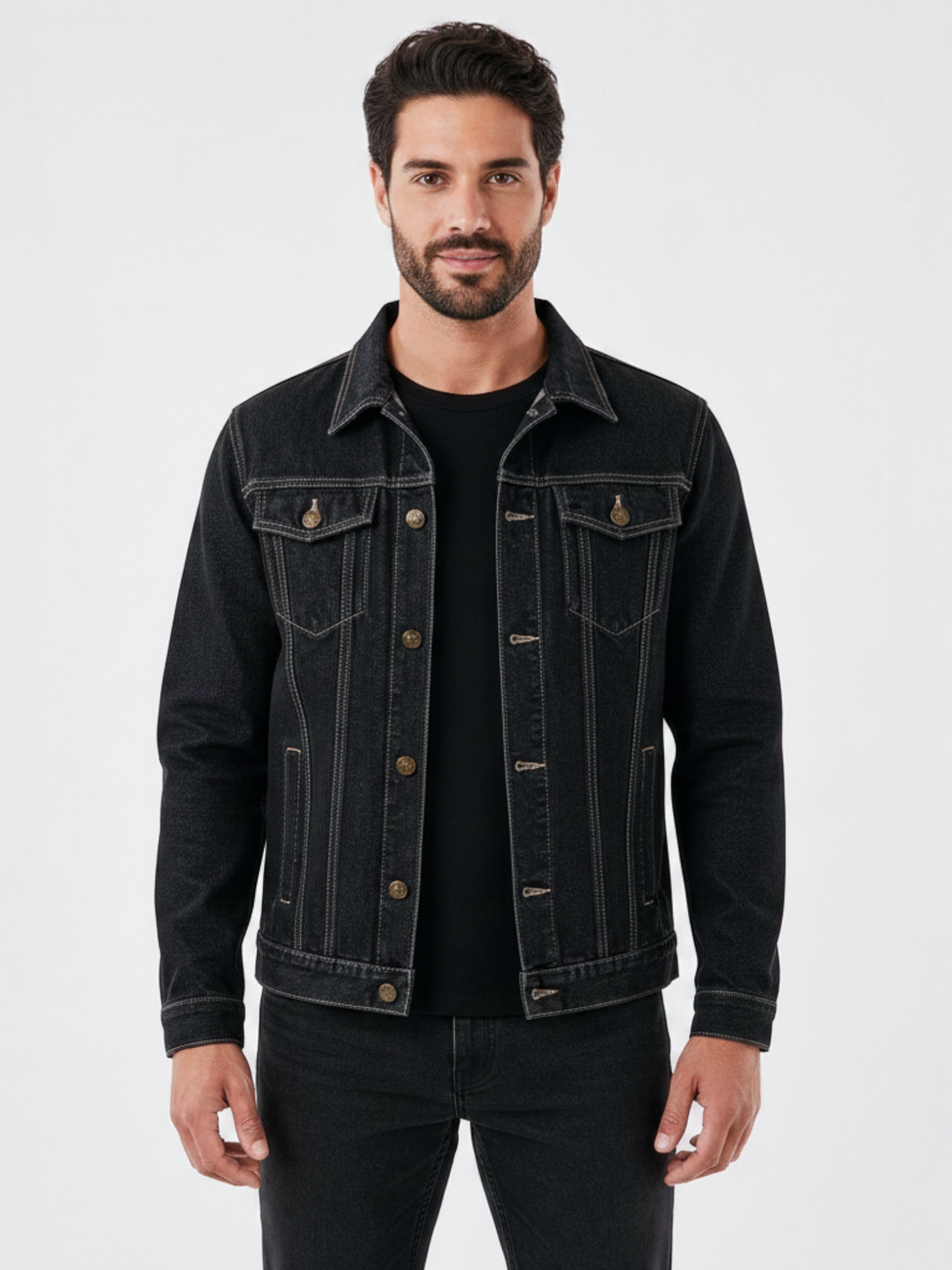Homem vestindo jaqueta jeans preta Habitat Masculino estilo trucker com bolsos no peito e botões bronzeados
