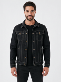 Homem vestindo jaqueta jeans preta Habitat Masculino estilo trucker com bolsos no peito e botões bronzeados