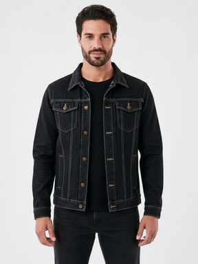Homem vestindo jaqueta jeans preta Habitat Masculino estilo trucker com bolsos no peito e botões bronzeados