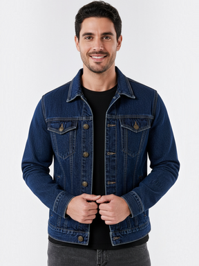 Homem vestindo jaqueta jeans Habitat Masculino estilo trucker azul escuro com bolsos no peito e botões bronzeados