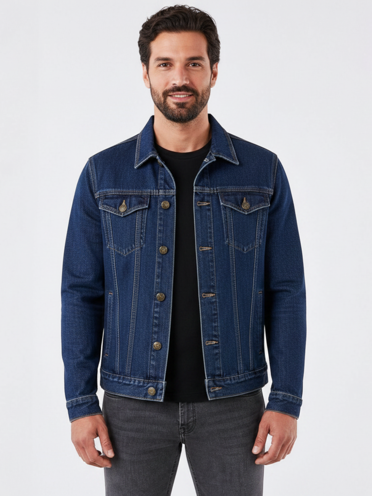 Homem vestindo jaqueta jeans azul Habitat Masculino estilo trucker com bolsos no peito e botões bronzeados.