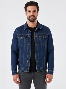 Homem vestindo jaqueta jeans azul Habitat Masculino estilo trucker com bolsos no peito e botões bronzeados.