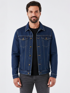 Homem vestindo jaqueta jeans azul Habitat Masculino estilo trucker com bolsos no peito e botões bronzeados.