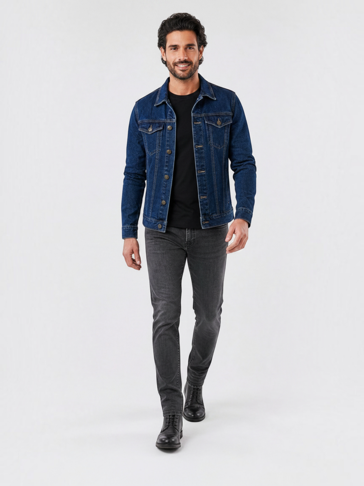 Modelo vestindo jaqueta jeans azul Habitat Masculino estilo trucker com bolsos no peito e botões bronzeados.
