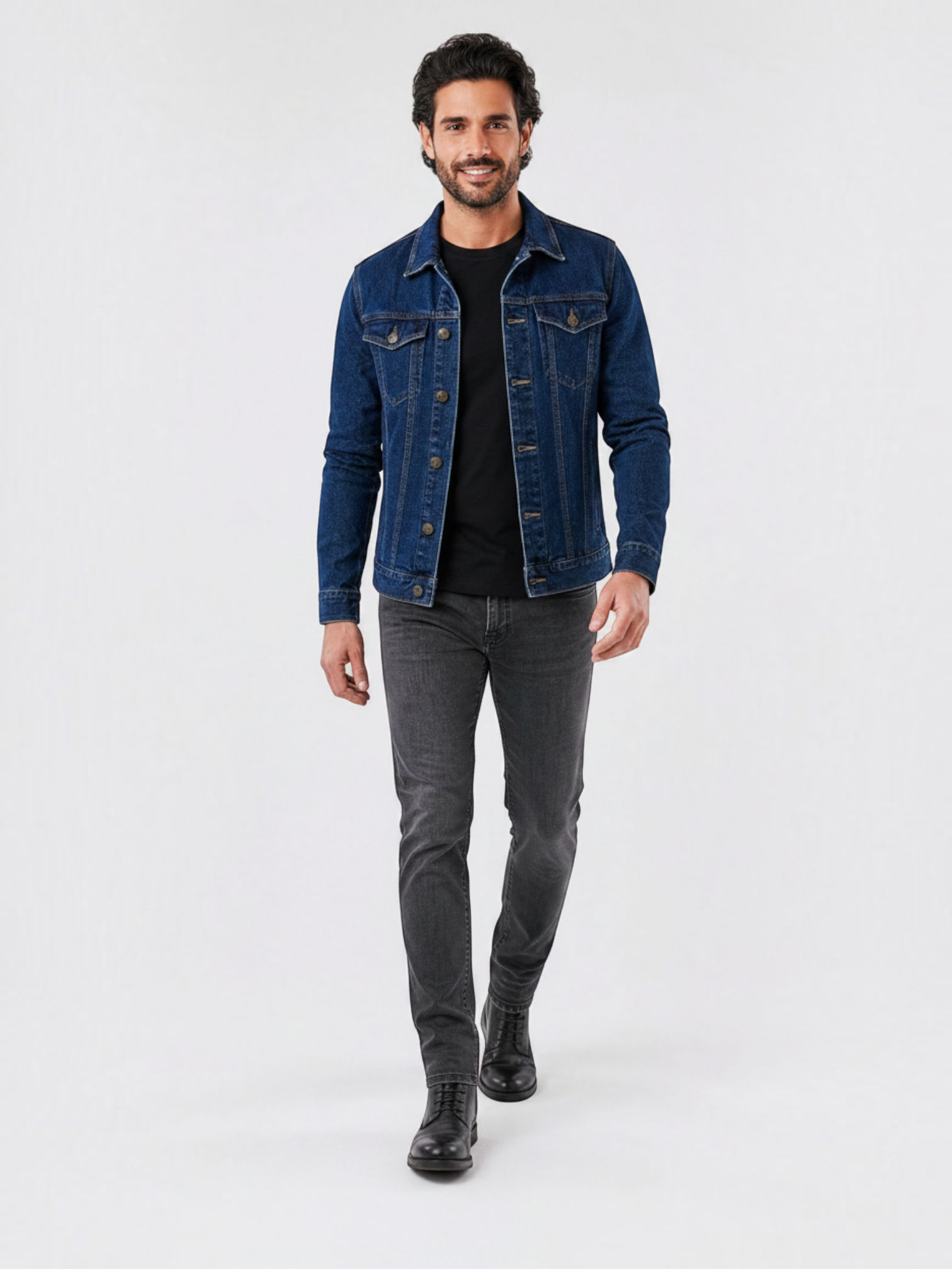 Modelo vestindo jaqueta jeans azul Habitat Masculino estilo trucker com bolsos no peito e botões bronzeados.
