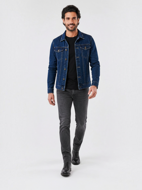Modelo vestindo jaqueta jeans azul Habitat Masculino estilo trucker com bolsos no peito e botões bronzeados.