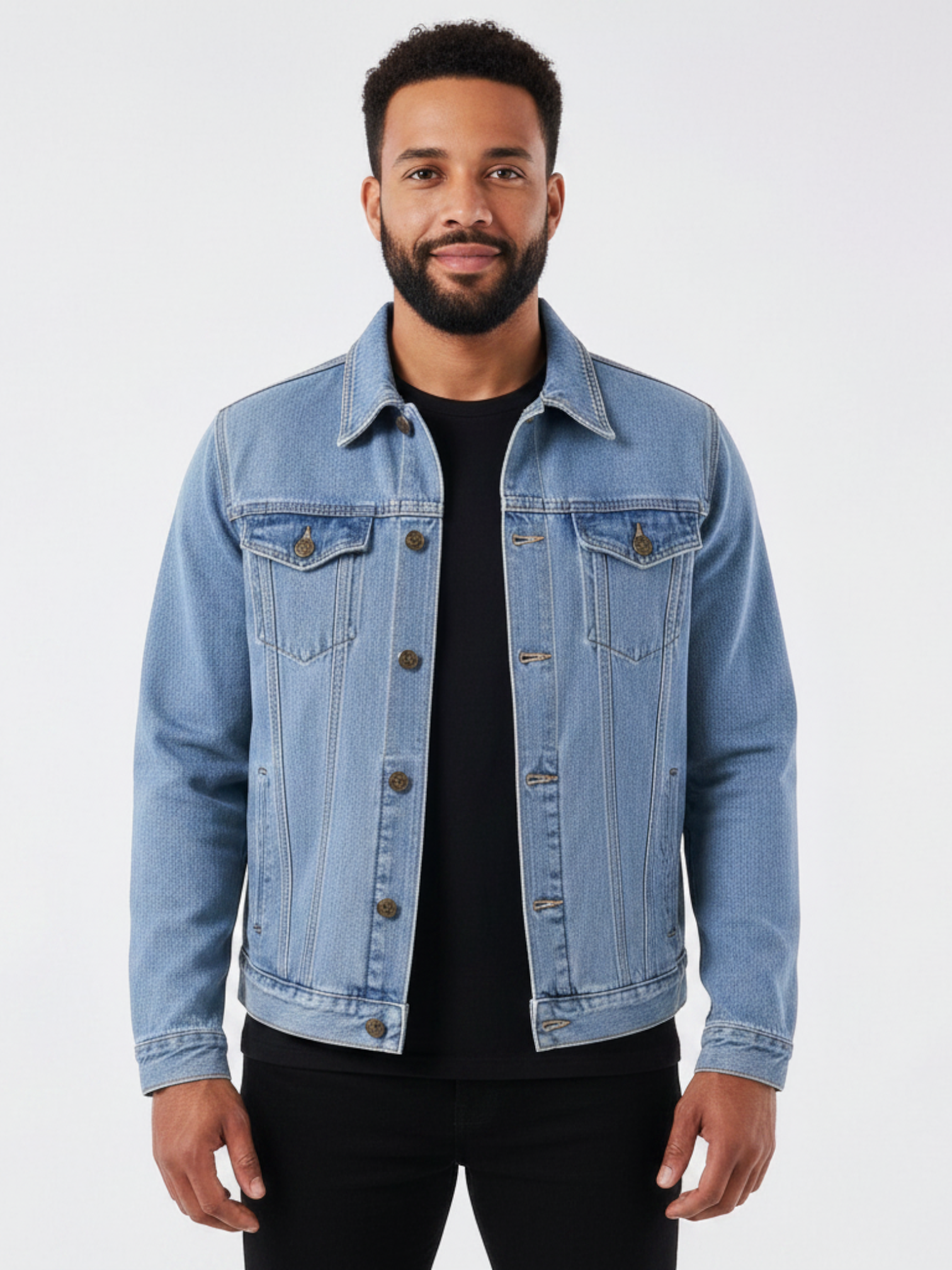 Modelo vestindo jaqueta jeans azul claro estilo trucker Habitat Masculino com bolsos frontais e botões bronzeados