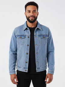 Modelo vestindo jaqueta jeans azul claro estilo trucker Habitat Masculino com bolsos frontais e botões bronzeados