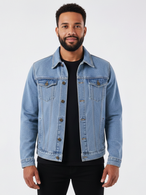 Modelo vestindo jaqueta jeans azul claro estilo trucker Habitat Masculino com bolsos frontais e botões bronzeados
