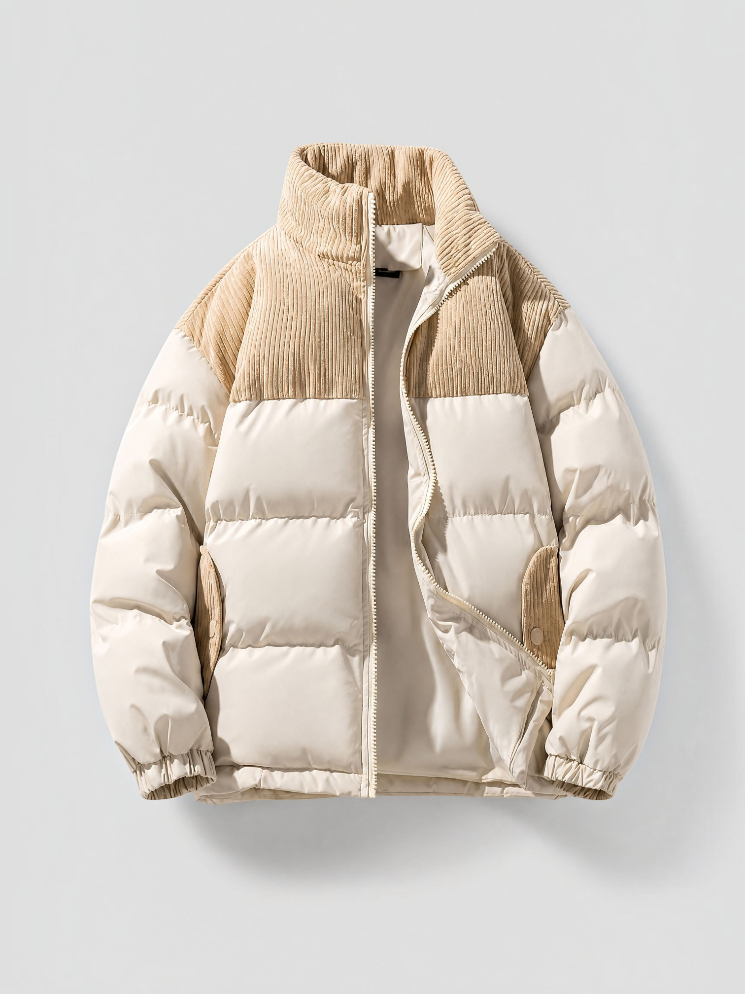 Jaqueta puffer Habitat Masculino bege com detalhes em veludo cotelê, gola alta, fechamento em zíper e forro em lã.