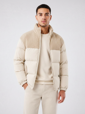 Homem vestindo jaqueta puffer Habitat Masculino bege com gola alta estruturada e detalhes em textura canelada