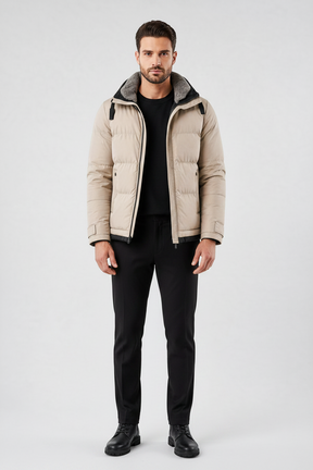 Modelo vestindo jaqueta puffer bege Habitat Masculino com capuz, zíper revestido e forro interno, sobre look casual.