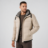 Homem vestindo jaqueta puffer bege Habitat Masculino com capuz, zíper revestido e forro interno cinza