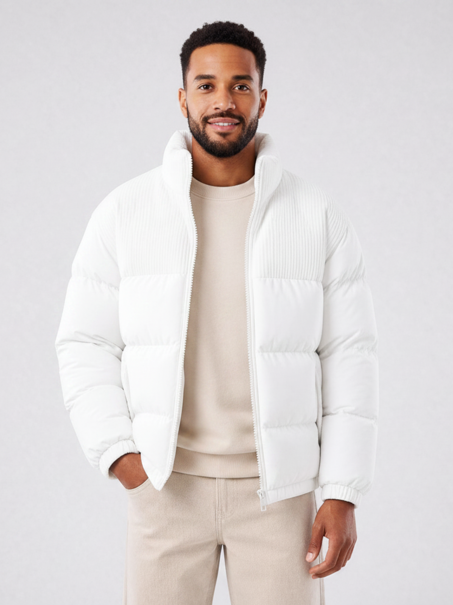 Homem vestindo jaqueta puffer branca Habitat Masculino com gola alta estruturada e forro interno em lã