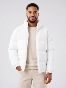 Homem vestindo jaqueta puffer branca Habitat Masculino com gola alta estruturada e forro interno em lã