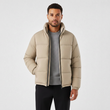 Homem vestindo jaqueta puffer cáqui Habitat Masculino com gola alta, zíper frontal e bolsos impermeáveis.