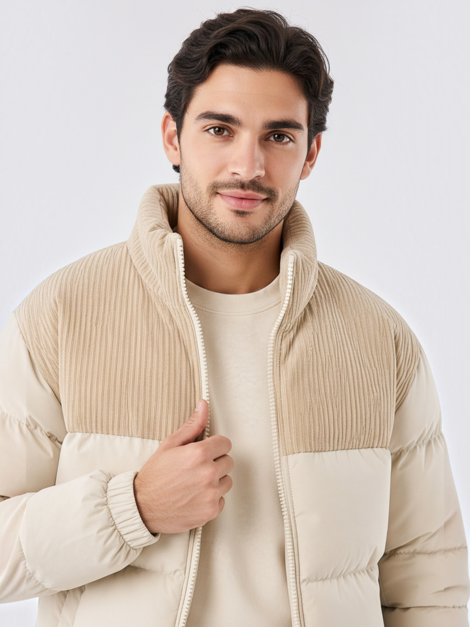 Homem vestindo jaqueta puffer cáqui Habitat Masculino com gola alta estruturada e detalhes em textura canelada