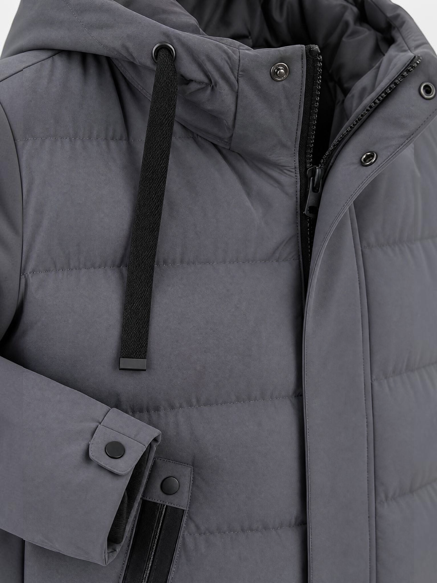 Jaqueta puffer longa cinza Habitat Masculino com capuz ajustável, zíper frontal e detalhes em quilting horizontal.