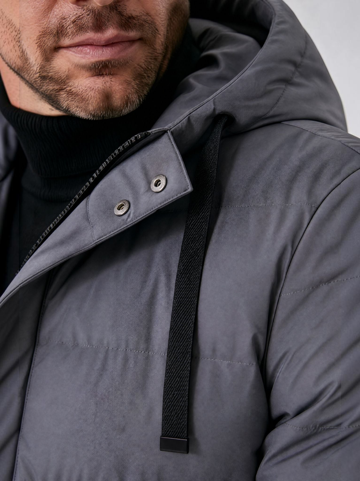 Jaqueta puffer Habitat Masculino cinza impermeável com capuz e zíper, detalhe de acabamento em tecido técnico.