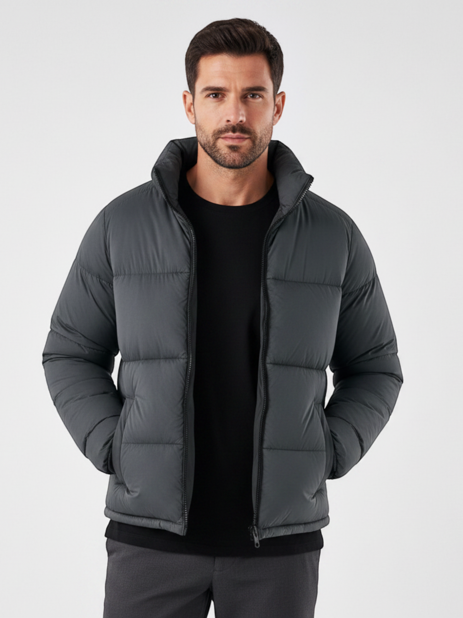 Homem vestindo jaqueta puffer cinza Habitat Masculino com gola alta, zíper frontal e bolsos impermeáveis.