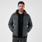 Homem vestindo jaqueta puffer cinza Habitat Masculino com gola alta, zíper frontal e bolsos impermeáveis.