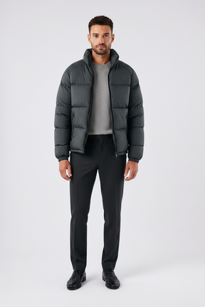 Modelo vestindo jaqueta puffer cinza escuro Habitat Masculino com gola alta, zíper e bolsos impermeáveis.