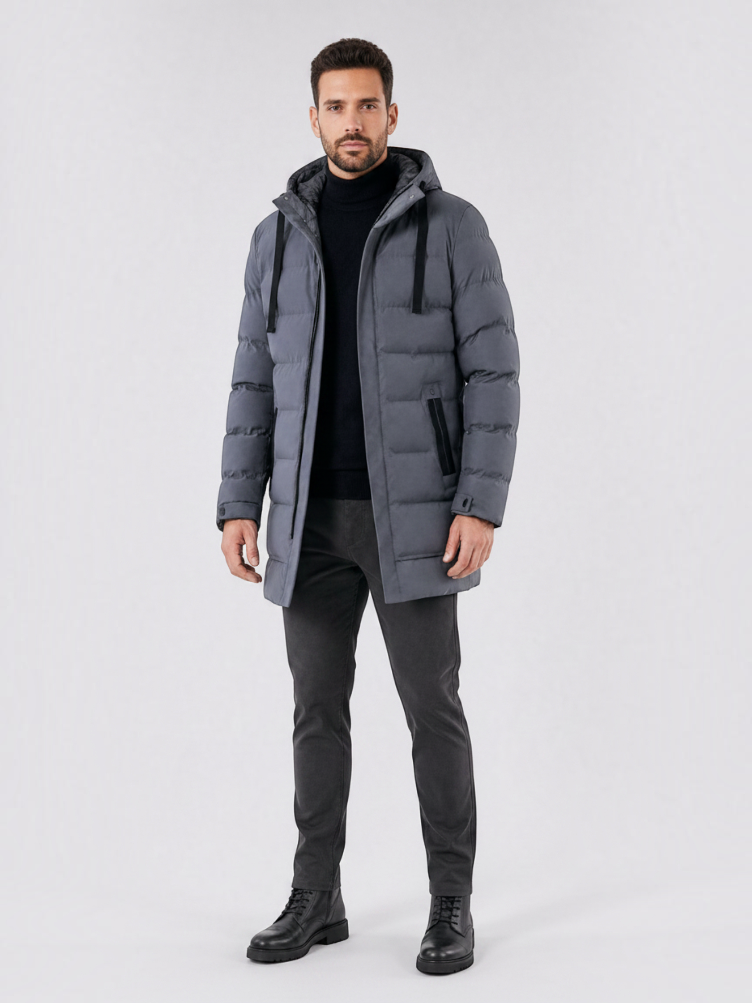Modelo veste jaqueta puffer longa cinza Habitat Masculino com capuz, zíper frontal e acabamento impermeável.