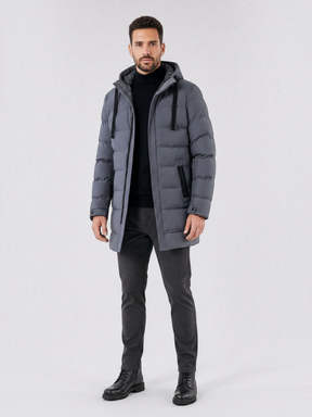 Modelo veste jaqueta puffer longa cinza Habitat Masculino com capuz, zíper frontal e acabamento impermeável.