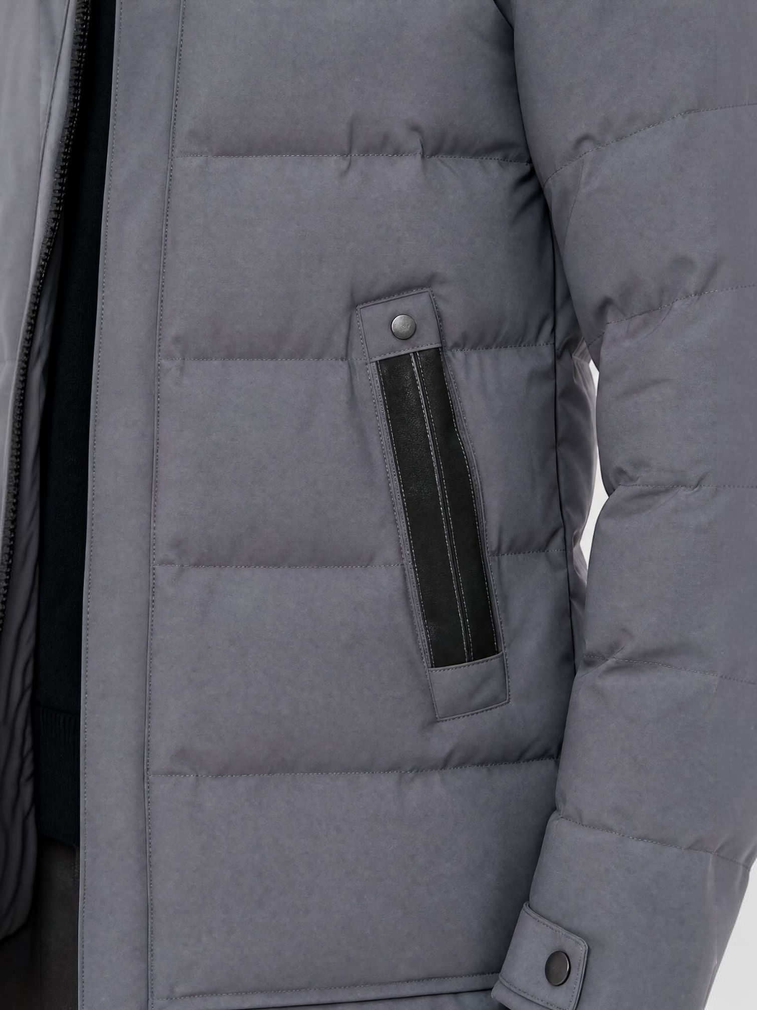 Jaqueta puffer longa cinza Habitat Masculino com acabamento impermeável, quilting horizontal e bolso lateral com zíper.