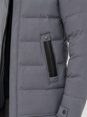 Jaqueta puffer longa cinza Habitat Masculino com acabamento impermeável, quilting horizontal e bolso lateral com zíper.