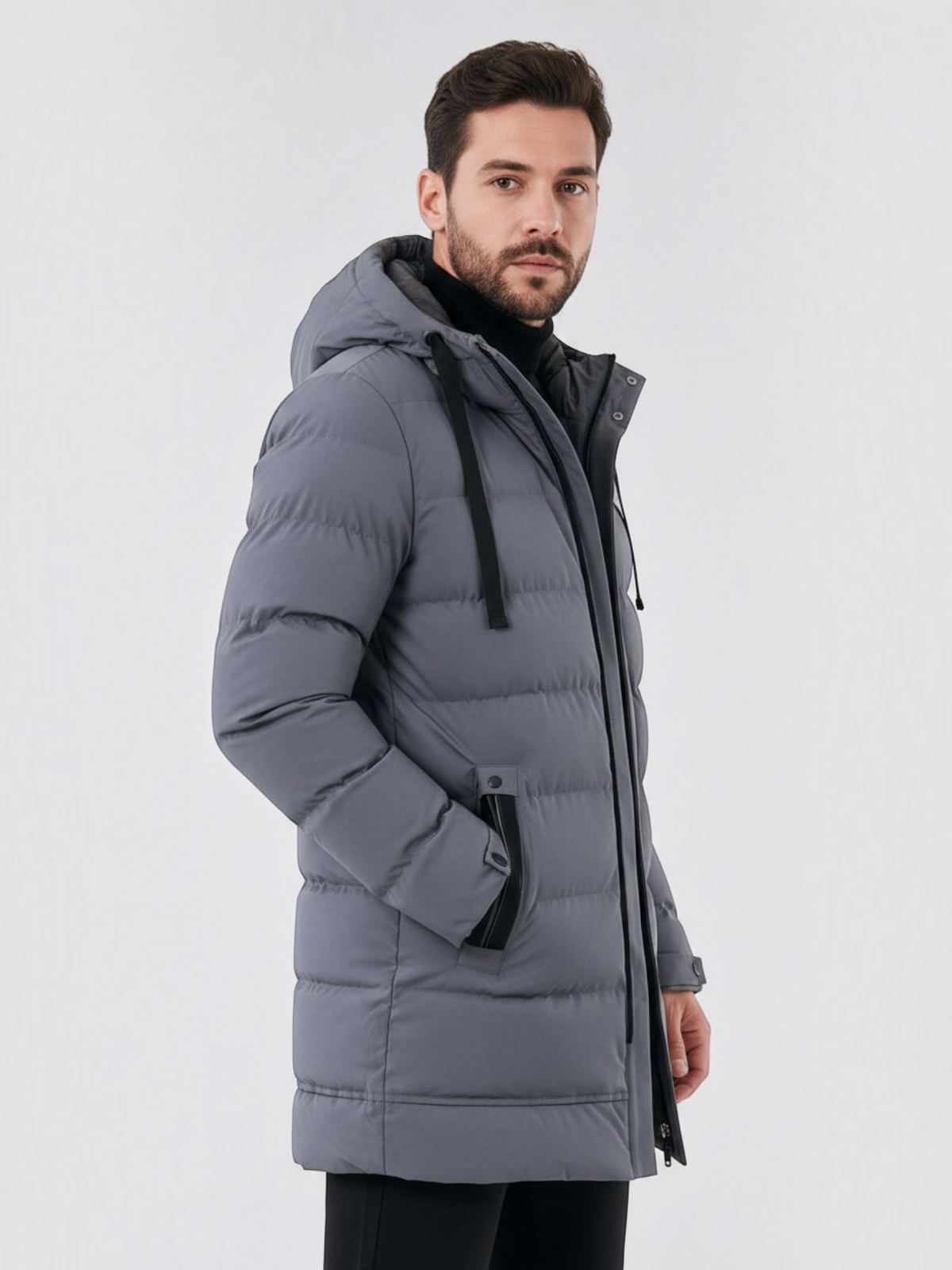 Homem vestindo jaqueta puffer longa cinza impermeável com capuz da Habitat Masculino, design acolchoado e moderno.