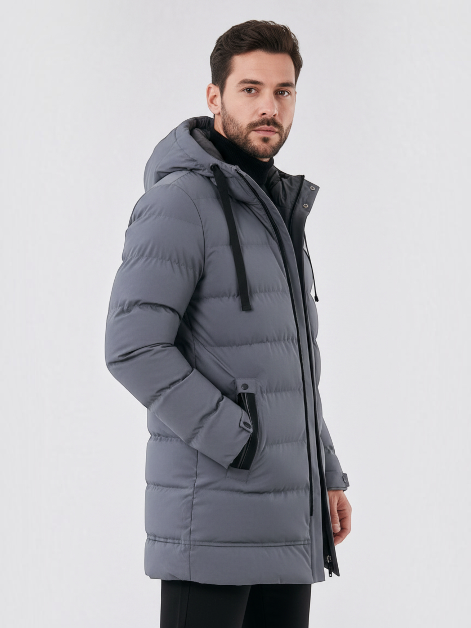 Homem vestindo jaqueta puffer longa cinza impermeável com capuz da Habitat Masculino, design acolchoado e moderno.