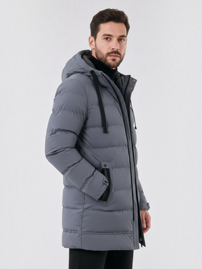 Homem vestindo jaqueta puffer longa cinza impermeável com capuz da Habitat Masculino, design acolchoado e moderno.