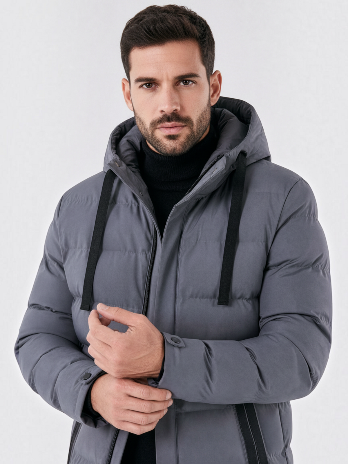 Jaqueta puffer longa cinza Habitat Masculino com capuz, zíper frontal e acabamento impermeável em modelo masculino.