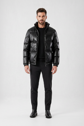Modelo vestindo jaqueta puffer preta Habitat Masculino com gola alta, zíper e acabamento acolchoado estruturado.