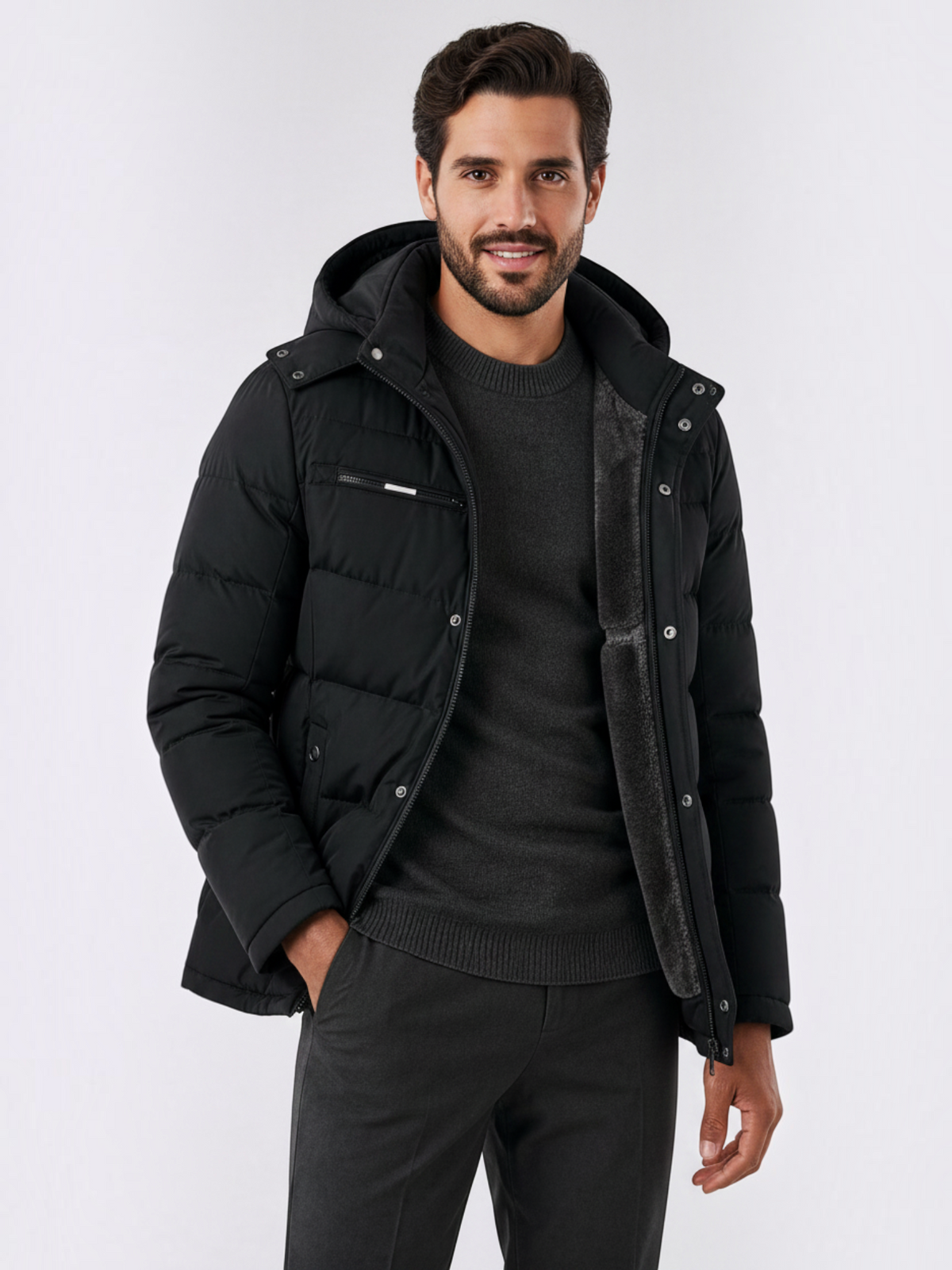 Homem vestindo jaqueta puffer preta Habitat Masculino com forro de lã, capuz removível e zíper frontal.