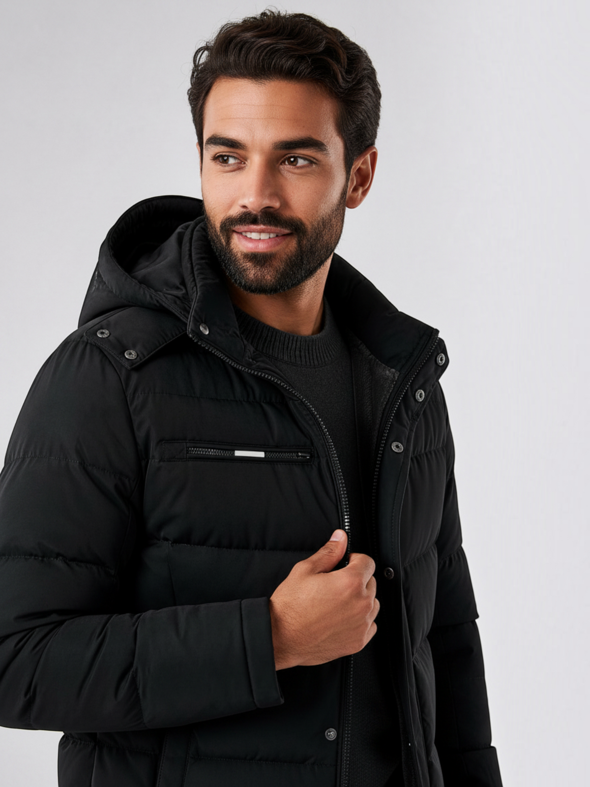 Jaqueta masculina puffer preta Habitat Masculino com capuz removível, forro de lã e zíper frontal, vestida por modelo.