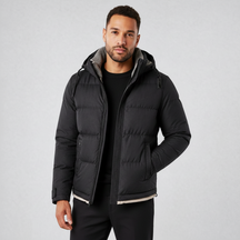 Modelo veste jaqueta puffer preta Habitat Masculino com capuz ajustável, zíper revestido e forro duplo reforçado.