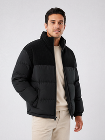 Jaqueta puffer preta Habitat Masculino com gola alta estruturada, zíper e forro em lã, vestida por modelo masculino.