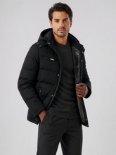 Homem vestindo jaqueta puffer preta Habitat Masculino com capuz removível e forro de lã, ideal para inverno intenso.