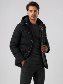 Homem vestindo jaqueta puffer preta Habitat Masculino com capuz removível e forro de lã, ideal para inverno intenso.