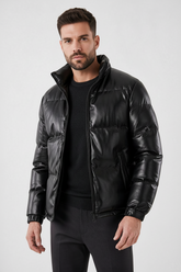Homem vestindo jaqueta puffer preta Habitat Masculino com gola alta, fechamento em zíper e acabamento acolchoado.