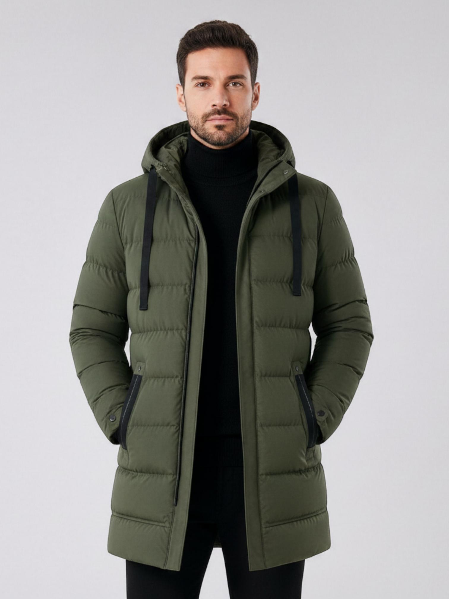 Jaqueta puffer longa verde Habitat Masculino com capuz, impermeável, acolchoada e zíper frontal, vestida por modelo.
