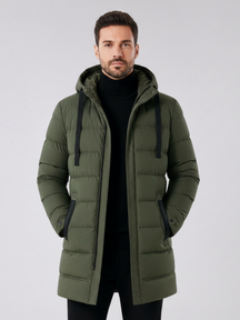 Jaqueta puffer longa verde Habitat Masculino com capuz, impermeável, acolchoada e zíper frontal, vestida por modelo.