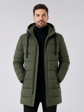 Jaqueta puffer longa verde Habitat Masculino com capuz, impermeável, acolchoada e zíper frontal, vestida por modelo.