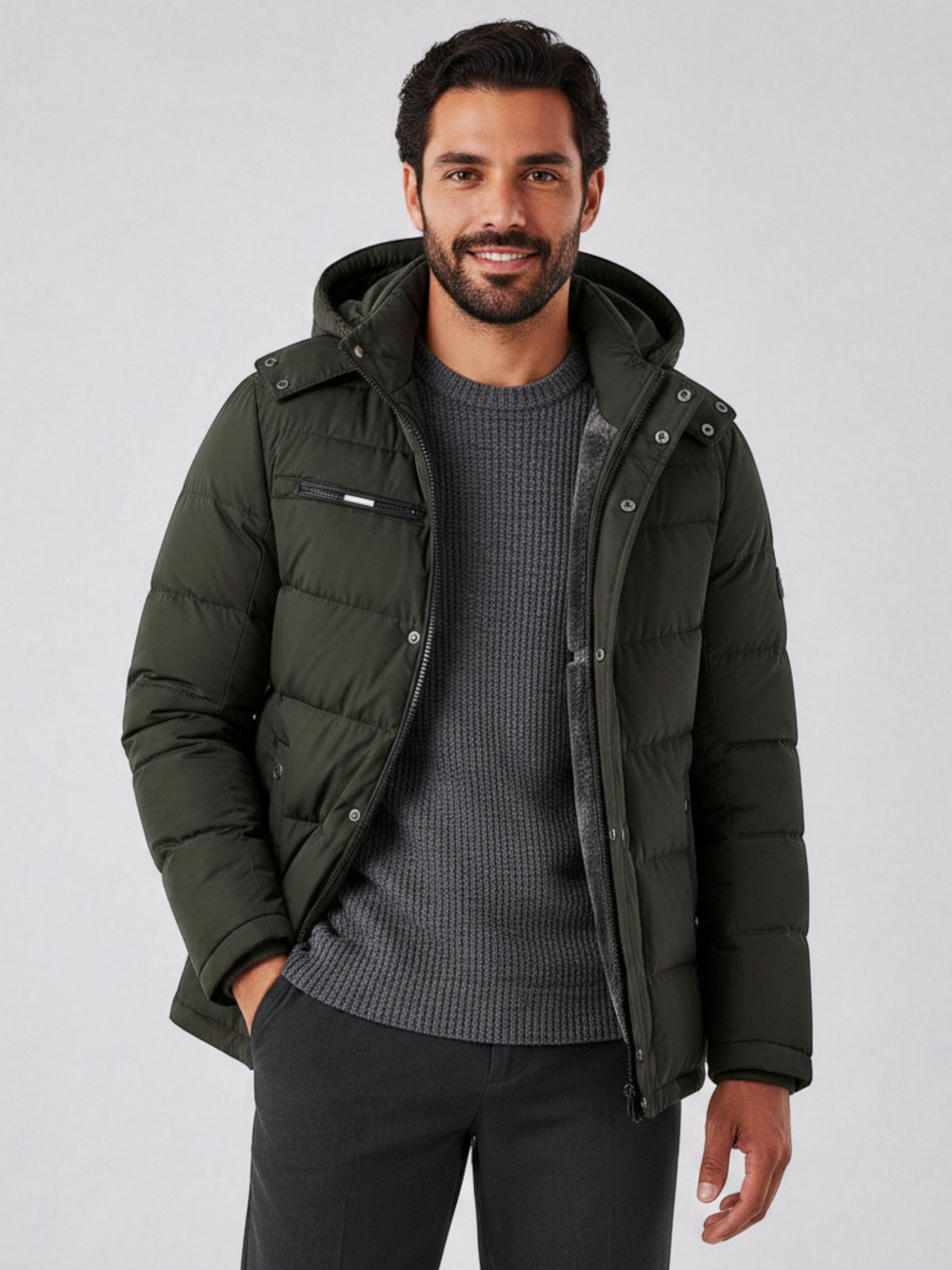 Modelo veste jaqueta puffer verde Habitat Masculino com capuz removível, forro de lã e bolsos com zíper.