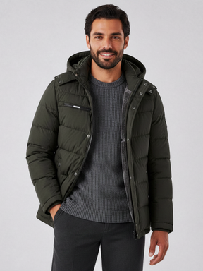 Modelo veste jaqueta puffer verde Habitat Masculino com capuz removível, forro de lã e bolsos com zíper.
