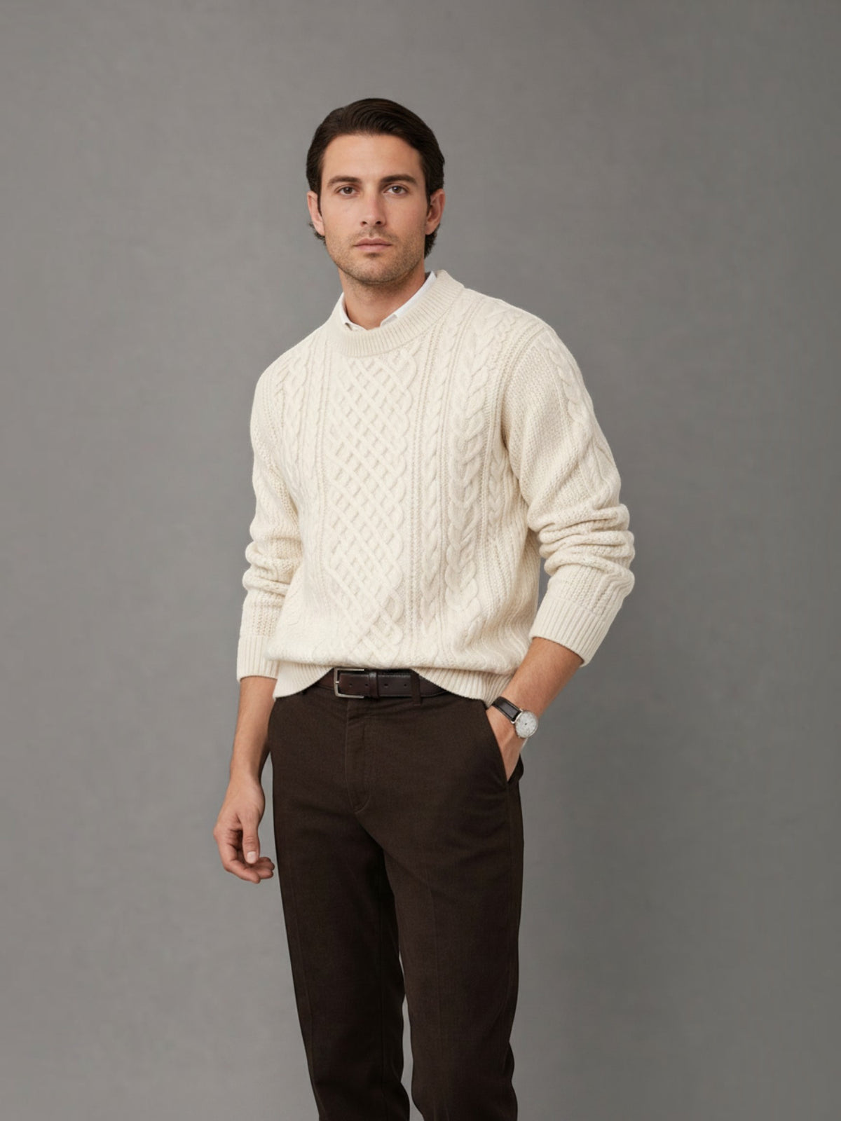 Modelo vestindo suéter Habitat Masculino Ariezzo off-white de tricot com textura de tranças e gola careca